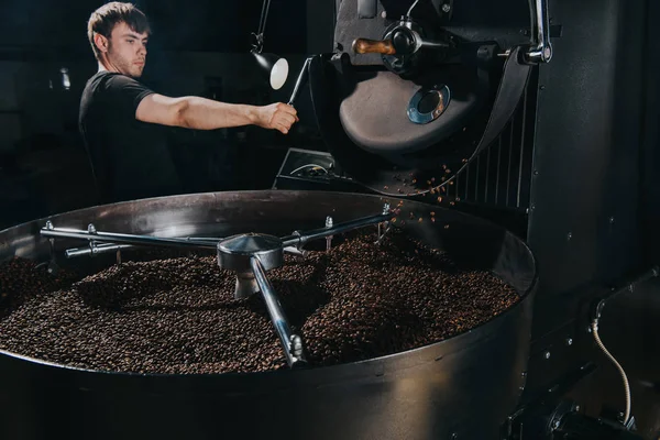 Professional Male Roaster Working Industrial Roasting Machine — Stock Photo, Image