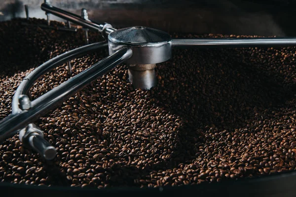 Traditionella Kaffe Kafferostningsföretagen Kylning Färska Rostade Kaffebönor — Stockfoto