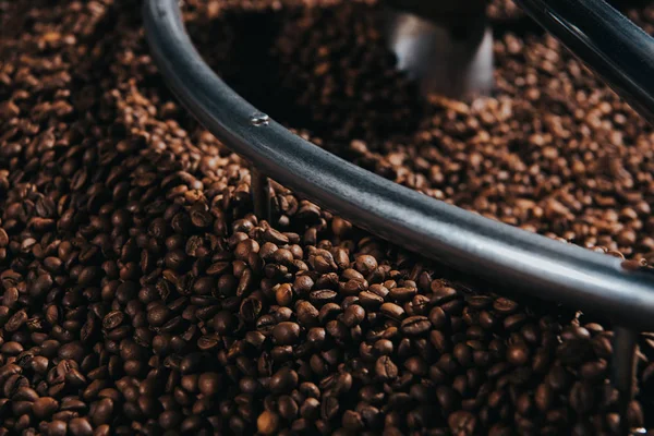 シリンダー内のコーヒー豆と伝統的なコーヒー豆を炒る  — 無料ストックフォト