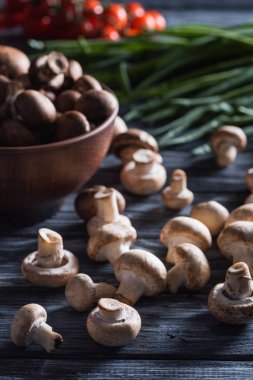 lezzetli çiğ champignon mantar koyu ahşap masa üzerinde pırasa ile yakın çekim shot