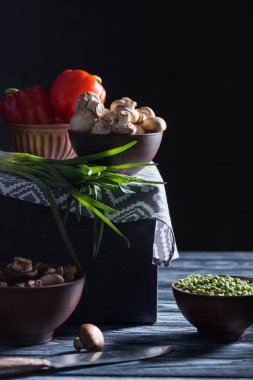 ham champignon mantar ve siyah masada farklı sebze
