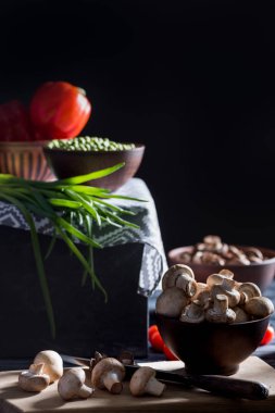 champignon mantar ve siyah masada çeşitli sebze