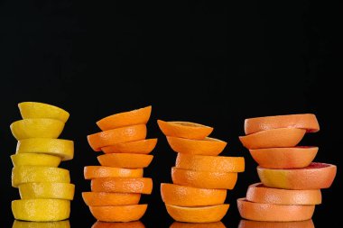 yığılmış dilimleri çeşitli olgun limon dilimleri üzerine siyah izole meyve