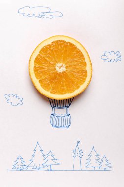 portakal dilim beyaz çizim orman üzerinde uçan balon üzerinde yukarıdan