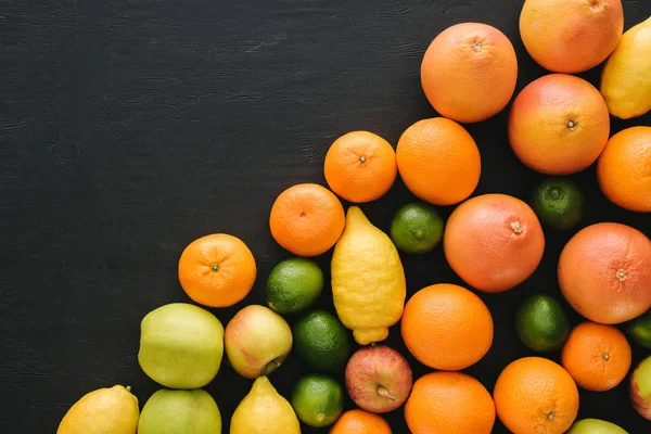Draufsicht Auf Verschiedene Reife Früchte Auf Schwarzer Oberfläche — Stockfoto