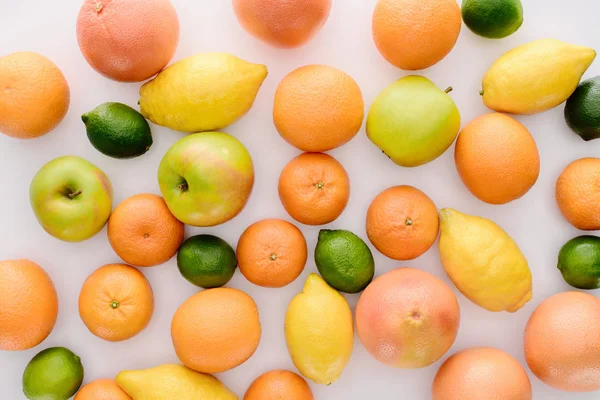 Draufsicht Auf Verschiedene Reife Früchte Auf Weißer Oberfläche — Stockfoto