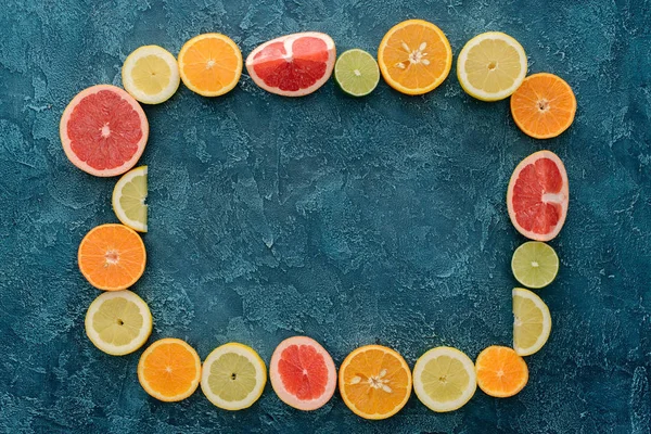 Top View Frame Made Citrus Fruits Slices Blue Concrete Surface — Stock Photo, Image