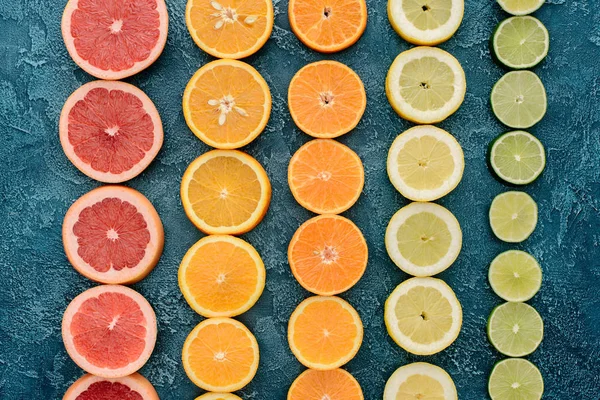 Top View Citrus Fruits Slices Rows Blue Concrete Surface — Stock Photo, Image