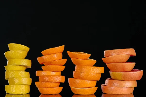 な熟した柑橘類の積み上げのスライス フルーツ スライス黒に分離 — ストック写真