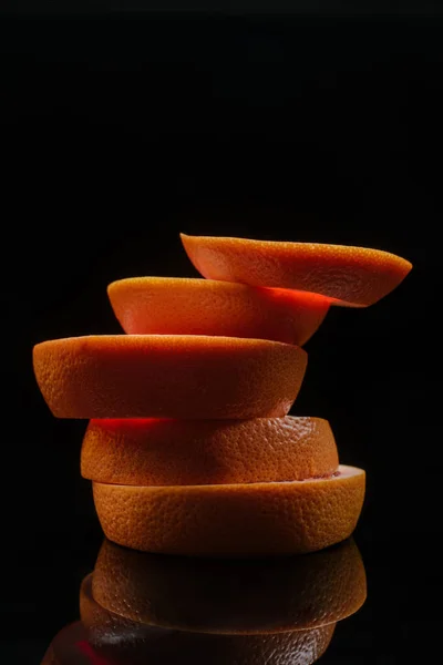 Close Shot Stacked Slices Orange Isolated Black — Free Stock Photo