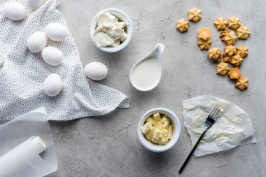 Ev yapımı pasta üzerinde gri masa üstü yapmak için malzemelerin düzenlemenin üstten görünüm