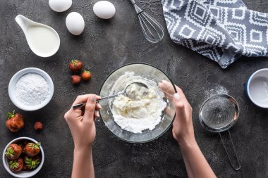Ev yapımı pasta için krema koyu gri masa yapma kadın görüntüsünü kırpılmış