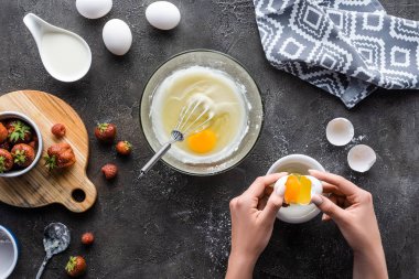 Ev yapımı pasta için krema koyu gri masa yapma kadın görüntüsünü kırpılmış