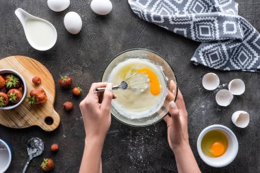 Ev yapımı pasta için krema koyu gri masa yapma kadın görüntüsünü kırpılmış