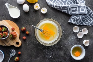 krema pasta işlemi ve görücü usulü malzemeler için koyu gri yüzeyinde yapma üstten görünüm