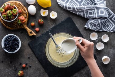 Ev yapımı pasta için krema koyu gri masa yapma kadın görüntüsünü kırpılmış