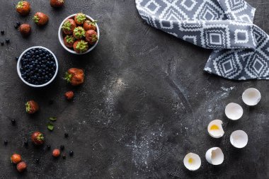 taze çilek, yumurta kabuğu ve keten koyu gri yüzeyi düz lay