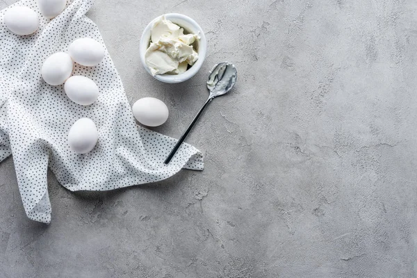 Flat Lay Sour Cream Bowl Raw Chicken Eggs Spoon Grey — Stock Photo, Image