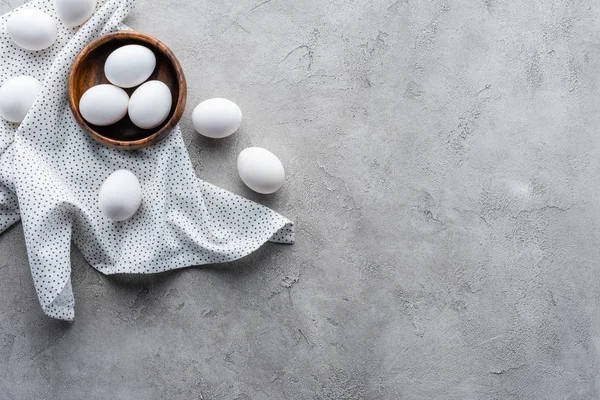 Flat Lay Com Ovos Crus Galinha Tigela Linho Mesa Cinza — Fotografia de Stock