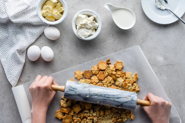 Gedeeltelijke Weergave Van Vrouw Verpletterende Cookies Met Deegroller Voor Taart — Stockfoto