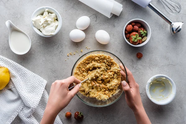 Oříznutý Snímek Ženy Dělat Těsto Domácí Koláč Připravené Ingredience Kolem — Stock fotografie