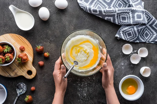 Tiro Recortado Mulher Fazendo Creme Para Torta Caseira Mesa Cinza — Fotografia de Stock