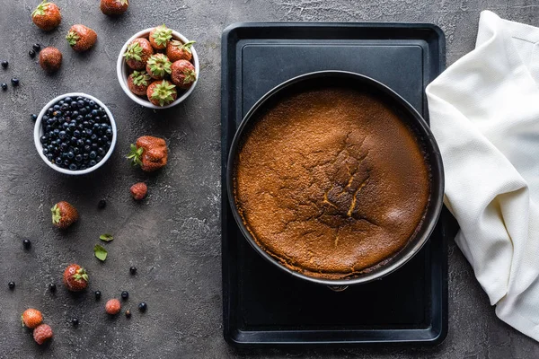 Acostado Plano Con Pastel Casero Horneado Bayas Frescas Mesa Gris — Foto de Stock