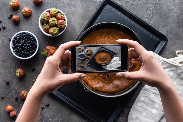 Corte Tiro Mulher Tirando Foto Torta Caseira Mesa Cinza Escuro — Fotografia de Stock