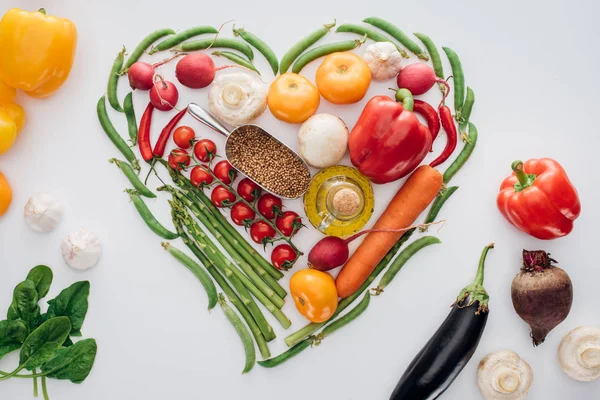 Heart Made Green Peas Fresh Ripe Vegetables Spices Isolated White — Stock Photo, Image