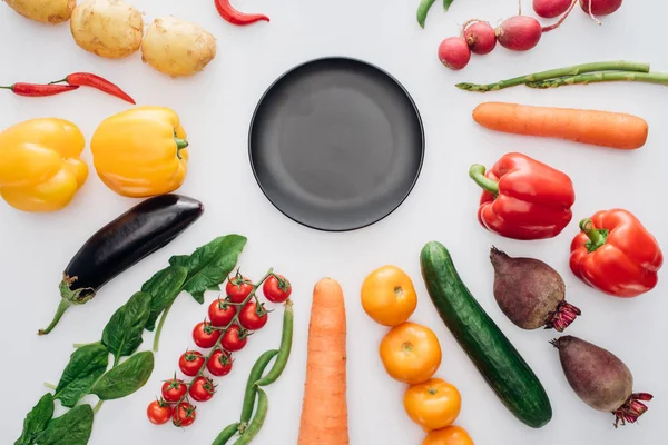 Ovanifrån Tomma Runda Plattan Och Färska Friska Grönsaker Isolerad Vit — Stockfoto