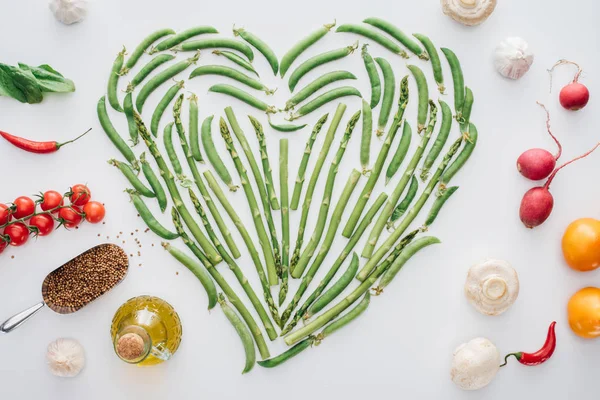 新鮮な緑豆から作られた心と白で隔離熟した野菜のトップ ビュー — ストック写真