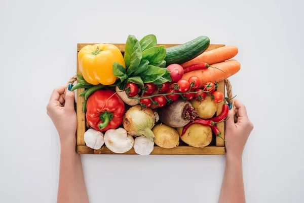 Oříznuté Shot Osoby Držící Box Čerstvou Syrovou Zeleninu Izolované Bílém — Stock fotografie