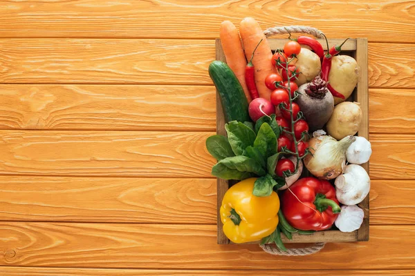 木桌顶箱鲜生健康蔬菜的顶部视图 — 图库照片