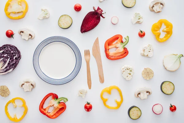 空丸皿 ナイフと白で隔離スライス野菜木製フォークのトップ ビュー — ストック写真