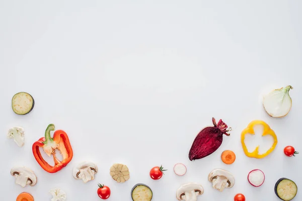 Rodajas Verduras Frescas Saludables Aisladas Sobre Fondo Blanco — Foto de Stock