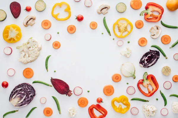 Vista Superior Verduras Frescas Rodajas Saludables Aisladas Sobre Fondo Blanco — Foto de Stock