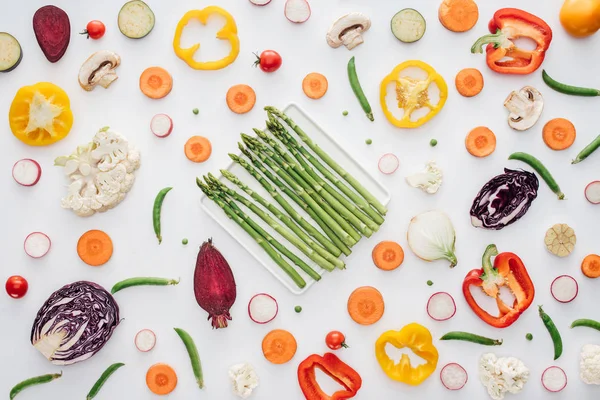 Vista Superior Espárragos Verdes Frescos Plato Verduras Frescas Rodajas Aisladas — Foto de Stock