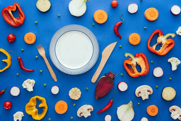 Top View Empty Plate Fork Knife Various Fresh Sliced Vegetables — Stock Photo, Image