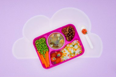 okul çocukları yemeğe tepsiye üstten görünüm violet izole peçete üzerinde