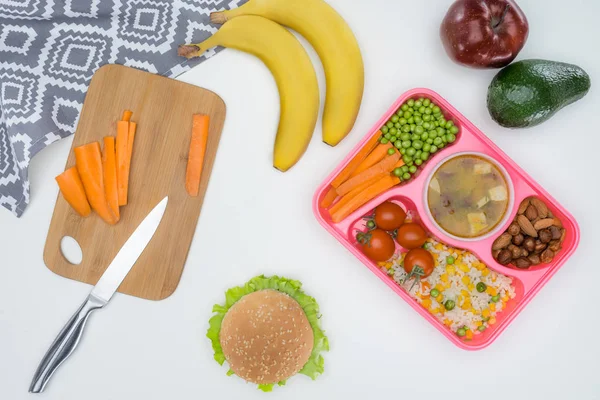 Ovanifrån Bricka Med Barnen Lunch För Skolan Och Skärbräda Isolerad — Stockfoto