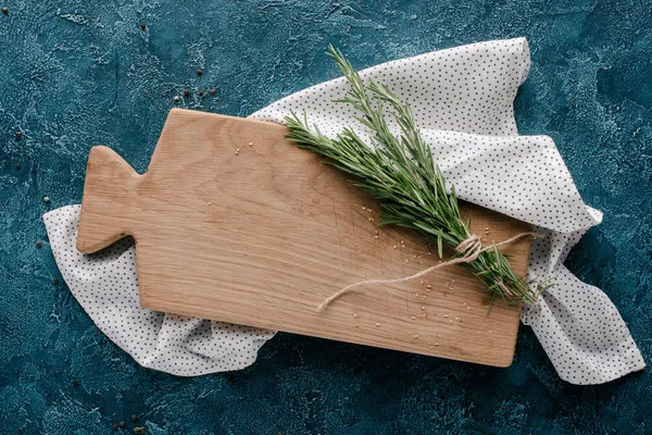 Tabla Cortar Madera Con Hierba Romero Sobre Mesa Azul Oscuro — Foto de Stock