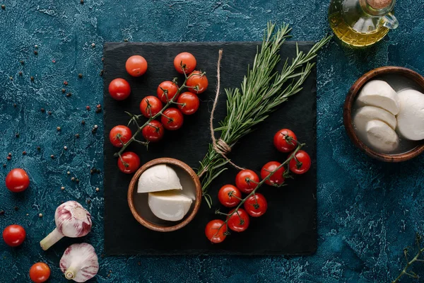 Mozzarella Czerwone Pomidory Ciemny Łupek Deska Rozmarynem — Zdjęcie stockowe
