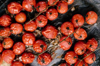 Pişmiş domates yağı ve sarımsak Pan ile