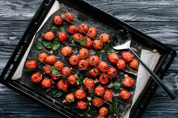 Baking Pan Med Røde Kirsebærtomater Rustikk Bord – stockfoto