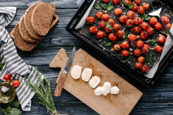 Trozos Pan Mozzarella Sobre Mesa Madera Oscura Con Tomates Bandeja —  Fotos de Stock