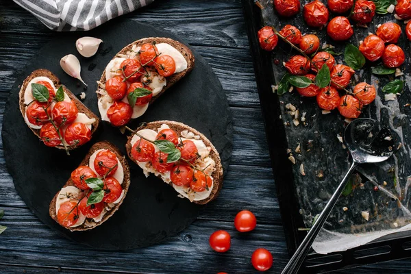 Sandwiches Pan Con Queso Tomates Horneados Sobre Mesa Madera Oscura — Foto de Stock