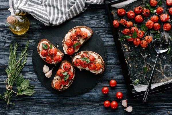Delicious sandwiches with mozzarella and baked tomatoes on dark slate board — Stock Image Delicious Sandwiches Mozzarella Baked Tomatoes Dark Slate Board Royalty Free Stock Photos