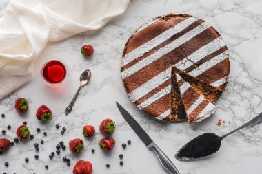 mermer yüzeyindeki lezzetli ev yapımı kek, yaz içecekler ve taze çilek üstten görünüm
