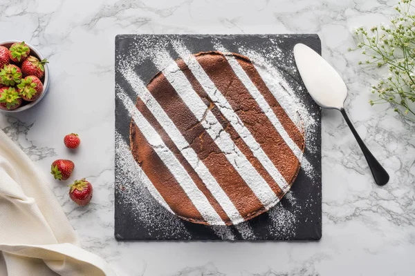 Delicioso Pastel Casero Con Hielo Pizarra Fresas Frescas Superficie Mármol —  Fotos de Stock