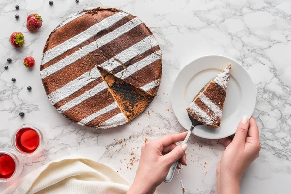 Colpo Ritagliato Persona Mettendo Pezzo Deliziosa Torta Fatta Casa Sul — Foto Stock